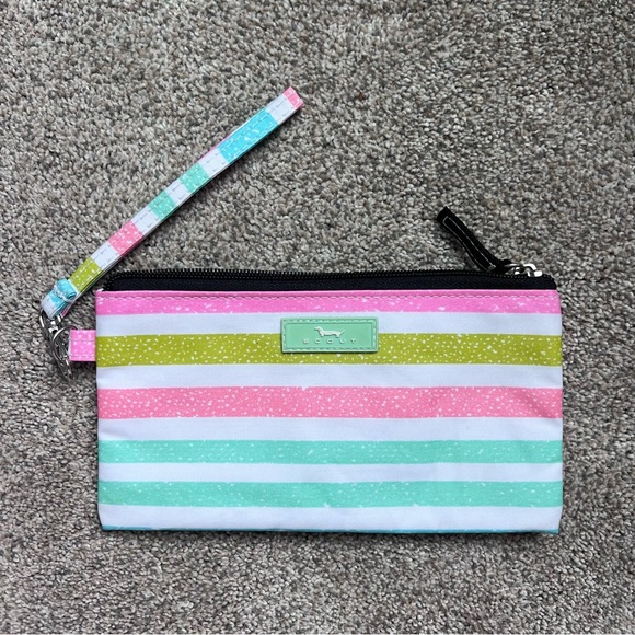 Scout Wristlet - Picture 2 of 5